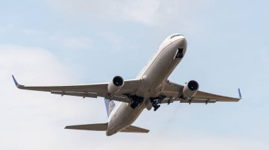 Heathrow, Birleşik Krallık - 03 Ağustos 2019: United Airlines Boeing 767-322 plakalı N66US plakalı UA17 sefer sayılı uçak Myrtle Bulvarı 'ndan New York' a giderken Heathrow havaalanından kalkıyor.