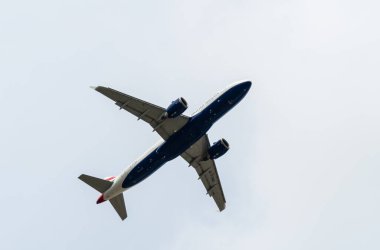 Heathrow, İngiltere - 03 Ağustos 2019: British Airways Airbus A320-251N plakalı G-TTND, BA646 sefer sayılı uçak Myrtle Caddesi 'nden Kefalonia' ya giderken Heathrow havaalanından kalkıyor.