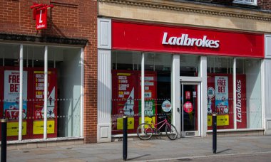 Gloucester, İngiltere - 08 Eylül 2019: Ladbrokes bahisçilerinin Southgate Caddesi 'ndeki şubesi