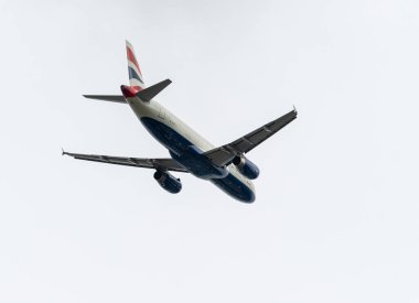 Heathrow, Birleşik Krallık - 03 Ağustos 2019: British Airways Airbus A320-232 plakalı G-EUYJ, uçuş numarası BA358 Myrtle Avenue 'den Lyon' a giderken Heathrow havaalanından kalkıyor.