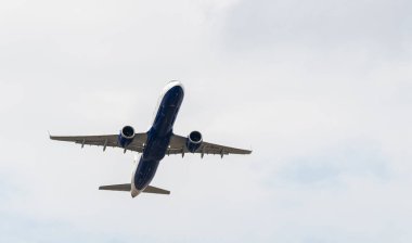 Heathrow, Birleşik Krallık - 03 Ağustos 2019: British Airways Airbus A321-251NX plakalı G-NEOS, uçuş numarası BA654 Myrtle Avenue 'den Corfu' ya giderken Heathrow havaalanından kalkıyor.