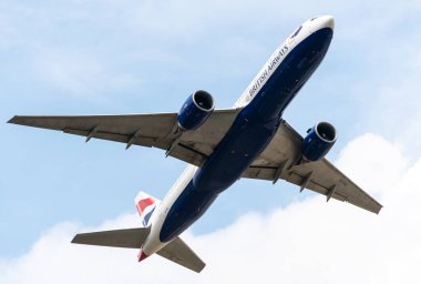 Heathrow, Birleşik Krallık - 03 Ağustos 2019: British Airways Boeing 777-236 plakalı G-VIIC, BA125 sefer sayılı uçak Myrtle Caddesi 'nden Bahreyn' e giderken Heathrow Havaalanı 'ndan kalkıyor.