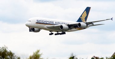 Heathrow, Birleşik Krallık - 03 Ağustos 2019: Singapur Havayolları Airbus A380-841 plakalı uçuş numarası 9V-SKM, uçuş numarası SQ308 Singapur 'dan gelen Heathrow havaalanına iniyor.