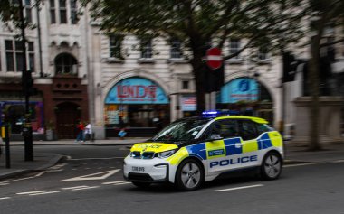 Londra, Birleşik Krallık - 18 Ağustos 2019: Haymarket boyunca mavi ışıkları yanıp sönen Metropolitan Polisi