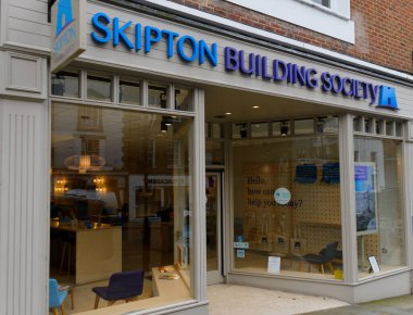 Guildford, İngiltere - Kasım 06 2019: Skipton İnşaat Topluluğu 'nun ana caddedeki şubesi