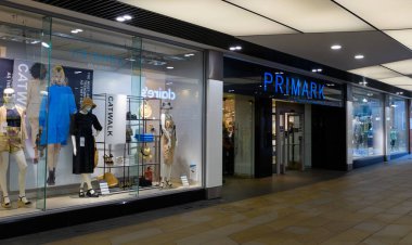 Worcester, İngiltere - 15 Mart 2020: Primark 'ın ana caddedeki giyim mağazasının önü