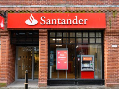 Worcester, Birleşik Krallık - 15 Mart 2020: Broad Caddesi 'ndeki Santander Bank' ın ön cephesi