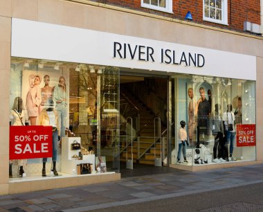 Worcester, Birleşik Krallık - 16 Mart 2020: High Street 'teki River Island Giyim Dükkanı