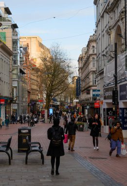 Birmingham, İngiltere - 16 Mart 2020: New Street 'in alışveriş kaldırımlı yolu boyunca bir manzara