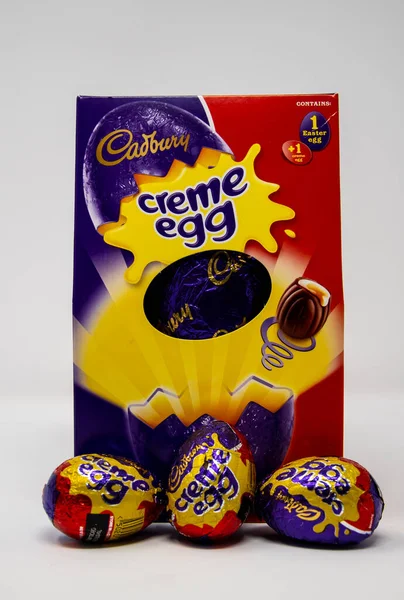 Lezen Verenigd Koninkrijk April 2019 Een Cadburys Creme Eieren Paaseieren — Stockfoto