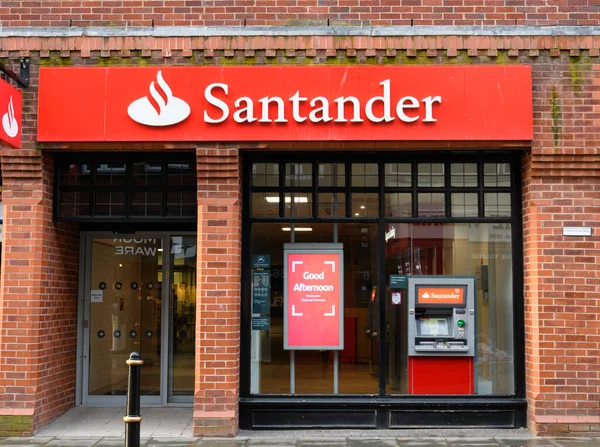Worcester, Birleşik Krallık - 15 Mart 2020: Broad Caddesi 'ndeki Santander Bank' ın ön cephesi