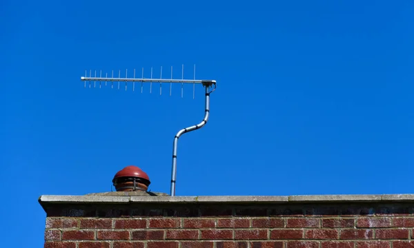 Uma Televisão Aerian Telhado Contra Céu Azul Profundo — Fotografia de Stock