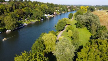 Okuyarak akan Thames Nehri 'nin havadan görünüşü
