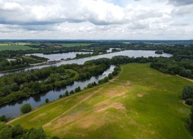 Thames Nehri 'nin havadan görünüşü ve kürek çeken bir göl