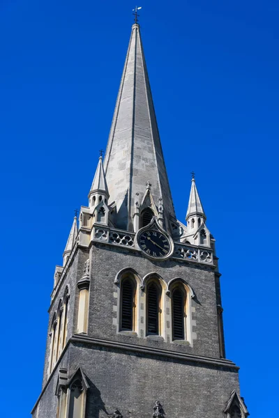 Flèche Église James Sussex Gardens Againsta Ciel Bleu Vif — Photo