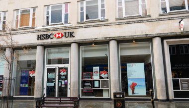 Worcester, Birleşik Krallık - 15 Mart 2020: Broad St 'deki HSBC Bank şubesinin ön cephesi