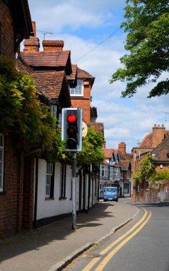 Wargrave, İngiltere - 16 Mayıs 2020: High Street 'teki küçük bir yolda trafik ışığı