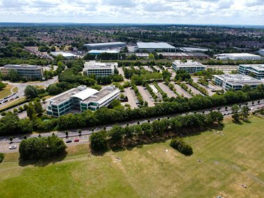 Okuma, Birleşik Krallık - Haziran 07 2020: Thames Valley Park Drive 'daki Oracle IT Company binalarının hava fotoğrafları