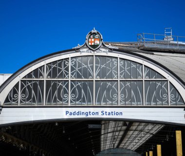 Londra, Birleşik Krallık - 30 Temmuz 2020: Londra Paddington istasyonunun girişindeki tabela