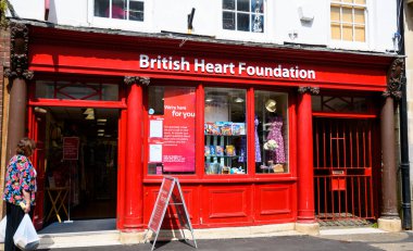 Tiverton, Birleşik Krallık - 17 Ağustos 2020: Fore Caddesi 'ndeki British Heart Foundation Charity mağazasının ön cephesi