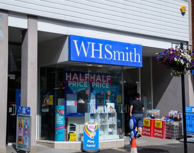 Tiverton, Birleşik Krallık - 17 Ağustos 2020: The Frontage of WH Smith gazetesi Fore St