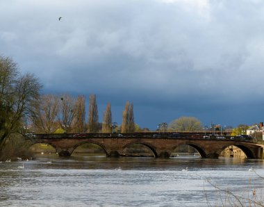 Worcester Köprüsü 'nün arkasında Severn Nehri' nin üzerinde kara bulutlar beliriyor.