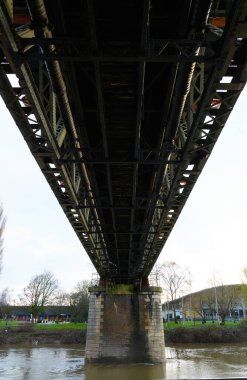 Severn Nehri 'nin üzerindeki yaya köprüsünün altında.