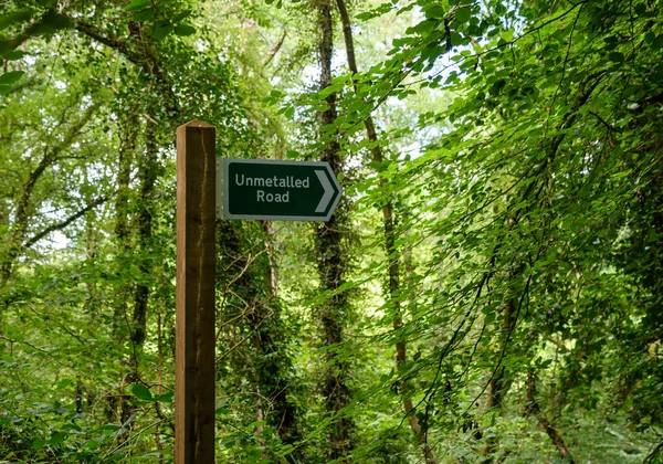 Знак Указывающий Неметаллизированную Дорогу Через Лес Возле Паддингтона — стоковое фото