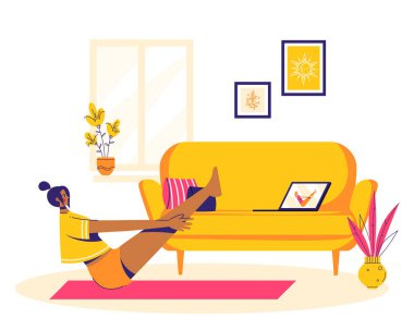 Ev antrenmanı. Kız internette yoga yapıyor. Tekne pozunda..