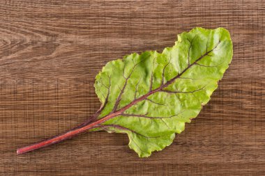 Pancar yeşillik flatlay izole kahverengi ahşap zemin üstten görünüm üzerinde bir yeşil lea