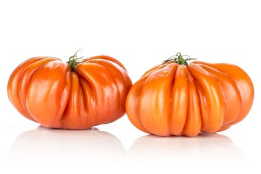 Beyaz arka plan büyük Olgun kırmızı ribbin üzerinde izole iki biftek domates