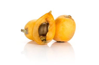 Taze turuncu Japon yenidünya iki yarım bütün beyaz adam izole tohum