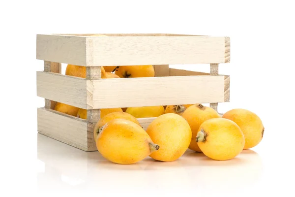 Frische Orangefarbene Japanische Mispeln Einer Holzkiste Isoliert Auf Weißem Hintergrund — Stockfoto