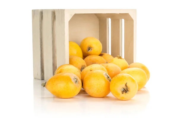 Świeży Pomarańczowy Japoński Sprowadzeniu Się Drewniane Pudełko Białym Tle Białym — Zdjęcie stockowe