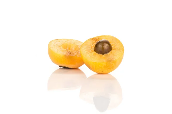两片鲜橙日本枇杷半分离白色背景横断面铜 — 图库照片