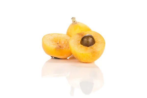 Níspero Japonés Naranja Fresca Dos Mitades Aisladas Sobre Fondo Blanco — Foto de Stock