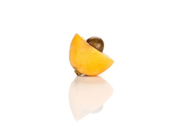 Jeden Świeży Pomarańczowy Japoński Loquat Połowę Nasion Wewnątrz Białym Tle — Zdjęcie stockowe