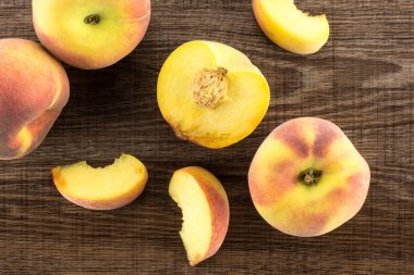 Sarı şeftali flatlay koleksiyonunda kahverengi ahşap adam