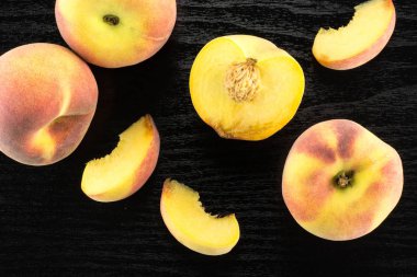 Siyah ahşap adam üzerinde sarı şeftali flatlay koleksiyon