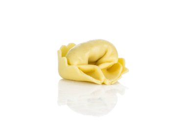 Bir ham tortellini makarna beyaz arka plan üzerinde İtalyan dumplin izole.