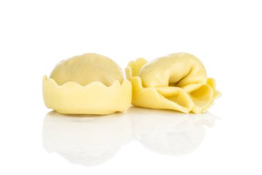 İki ham tortellini makarna beyaz arka plan üzerinde İtalyan geleneksel dumplin izole.