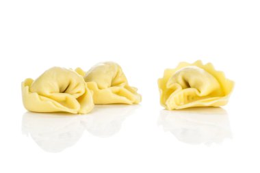 Üç ham tortellini makarna beyaz arka plan üzerinde İtalyan geleneksel dumplin izole.