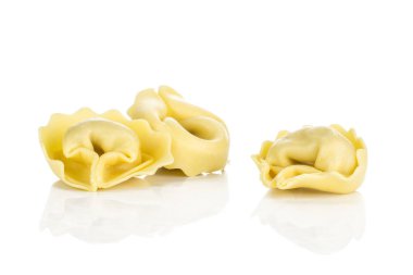 Üç ham tortellini makarna beyaz arka plan üzerinde İtalyan traditiona izole.