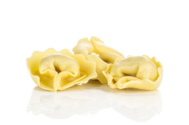 Beyaz zemin üzerine Italia izole üç ham tortellini makarna