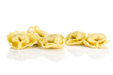 Beş ham tortellini makarna beyaz arka plan üzerinde İtalyan geleneksel dumplin izole.