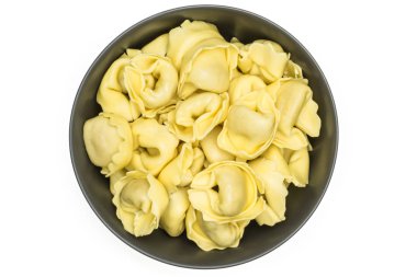 Beyaz arka plan üzerinde İtalyan geleneksel dumplin izole bir gri Seramik kase flatlay ham tortellini makarna