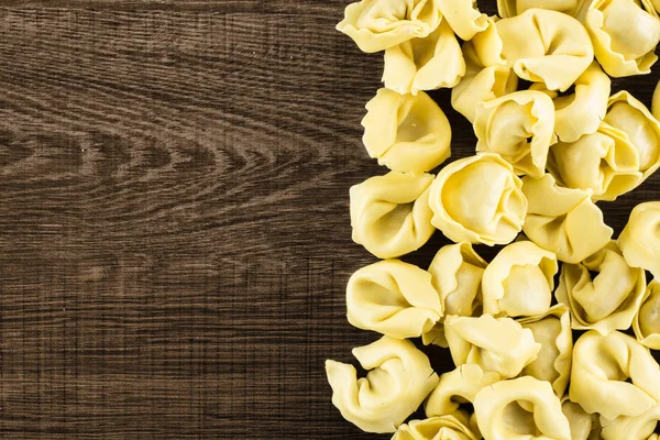 Tablero Crudo Pasta Tortellini Sobre Fondo Madera Marrón Dumplin Tradicional — Foto de Stock