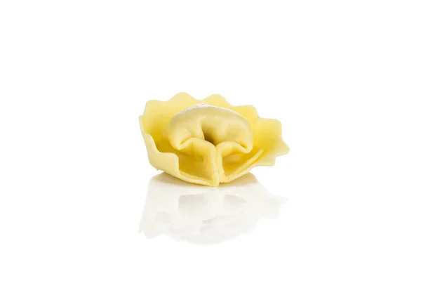 Een Rauwe Tortellini Pasta Geïsoleerd Een Witte Achtergrond Italiaanse Volmondig — Stockfoto