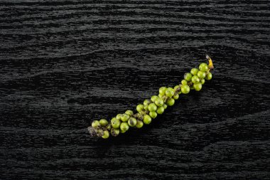 Taze karabiber flatlay siyah olgunlaşmamış drupes amaç bir bunc ahşap