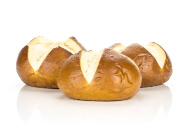 Taze Bavyera ekmek buns kümesi beyaz arka plan üzerinde üç pişmiş loave izole.